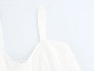Detailansicht der weißen Jacquard-Textur und dünne Träger an einem französischen Sommerkleid