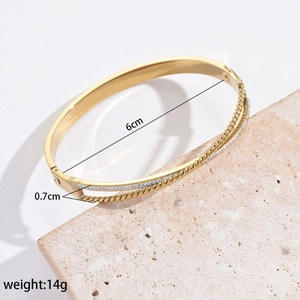 Detail of gold double-layer cuff bracelet with size 6cm diameter and 14g weight specs