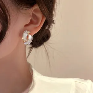 Elegante geometrische Doppelring-Ohrstecker mit Perlmutt-Inlay und funkelnden Kristallen