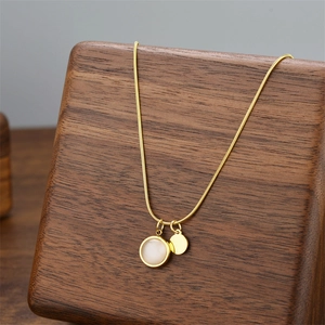 Elegante collana a maglia serpente placcata in oro 18K con ciondolo in opale