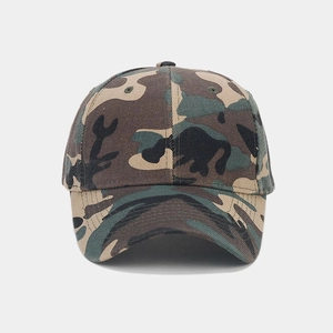 Detaillierte Nahaufnahme des Dschungel-Camo-Musters und des Schirms der Outdoor-Baseballkappe
