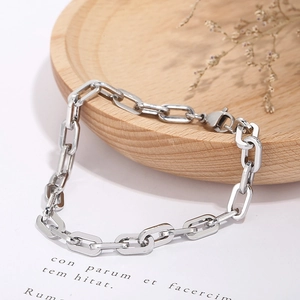 Minimalist silver geometric interlocking paperclip chain bracelet in stainless steel