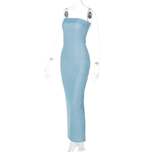 Detail des hellblauen Bodycon-Schlauchkleids mit schimmerndem Stoff und schlanker Form