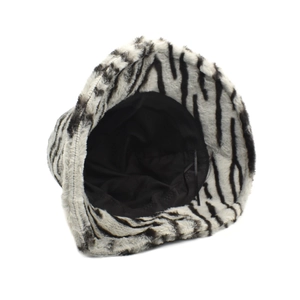 Detail der Innenseite und Textur des Winter-Fischerhuts mit Zebra-Streifen-Muster
