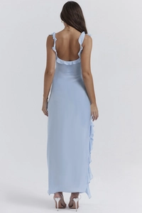 Dettaglio della schiena scoperta e delle balze sull'abito lungo in chiffon azzurro