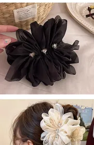 Details zur Chiffon-Blumen-Haarklammer mit herzförmigen Strasssteinen in Schwarz und Weiß