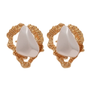 Boucles d'oreilles triangles dorées irrégulières avec perles et aiguilles en argent