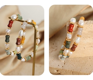 Détail de boucles d'oreilles bohèmes avec perles, pierres naturelles et billes dorées
