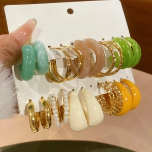 Détails du lot de boucles d'oreilles en acrylique en forme de C vert doré et beige