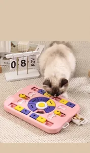 Vassoio rosa interattivo per animali con moduli scorrevoli e gatto ragdoll che gioca