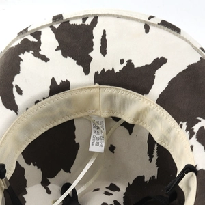 Détail d'un chapeau de cow-boy imprimé vache avec jugulaire réglable et bandeau