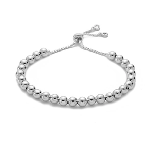 Makroaufnahme des silbernen Perlenarmbands mit verstellbarem Zugverschluss