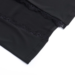 Détails de la dentelle noire raffinée et des coutures sur l'ourlet d'une robe ajustée