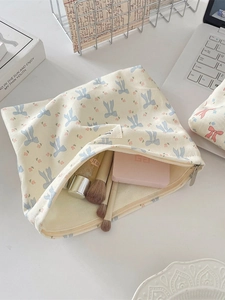 Neceser de lona con lazos y flores para organizar productos de belleza y cuidado facial