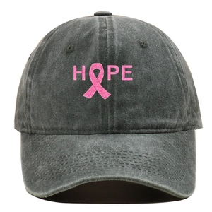 Detail der rosa Hope-Stickerei und Schleife auf der gewaschenen dunkelgrauen Baumwollkappe