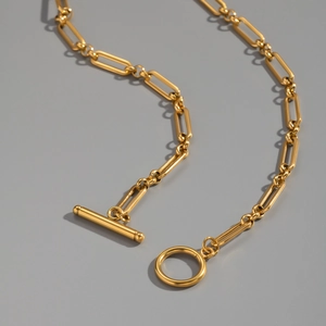 Détail de la chaîne trombone en acier inoxydable plaqué or 18 carats avec fermoir OT