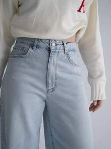 Detail der hellblauen High-Waist-Jeans mit elastischem Design am hinteren Bund