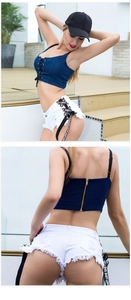 Dettaglio dell'allacciatura laterale e del nastro LOVE sugli shorts di jeans
