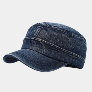 Detailopname van gewassen denim legerpet met retro distressed textuur en dubbele stiksels