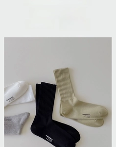 Makroansicht der 90-Grad-Fersenkonstruktion bei atmungsaktiven Herren-Sportsocken