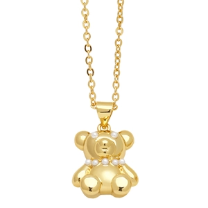 Collier avec pendentif ours doré et détails en perles blanches sur chaîne fine