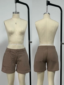 Vista anteriore e posteriore degli shorts marroni slim in twill di cotone con tasche a toppa