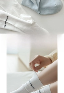 Detail of the widened elastic cuff on breathable cotton crew socks for women