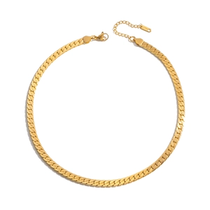 Makroaufnahme der goldenen Edelstahl-Gliederkette mit S.Steel-Gravur auf dem Anhänger