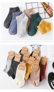 Detail mit Herren Baumwoll-Füßlingen in verschiedenen Vintage-Farben und Etiketten.