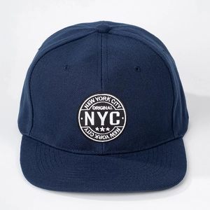 Détail du patch brodé NYC bleu marine sur la visière plate de cette casquette baseball