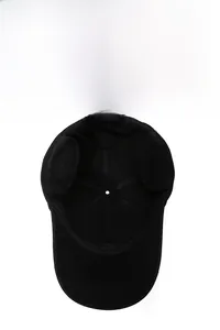 Détail intérieur d'une casquette de baseball d'hiver avec doublure en polaire protège-oreilles