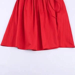 Abito longuette rosso in nylon con elegante dettaglio a fiocco e orlo a pieghe fluido