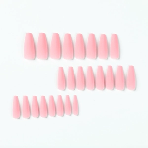 Professionelles Set langer mattrosa Ballerina-Drucknägel auf weißem Hintergrund