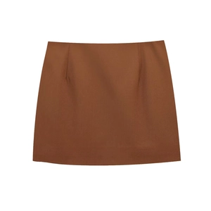 Détail d'une mini-jupe marron caramel à taille haute en tissu sergé texturé avec pinces