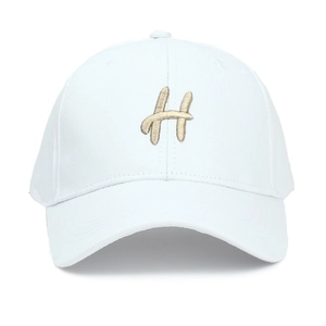 Détail de la casquette blanche en coton avec broderie H dorée en relief et visière courbe