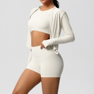 Ensemble de yoga 3 pièces avec veste zippée et short taille haute en couleur crème