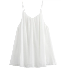 Dettaglio del top bianco con scollo a V con tessuto in chiffon a pieghe e spalline sottili