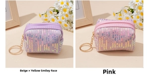 Detalle de monederos con lentejuelas en rosa y púrpura con llavero de metal dorado