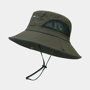 Detail eines Outdoor-Sonnenhutes mit atmungsaktiven Netzeinsätzen und Kinnriemen