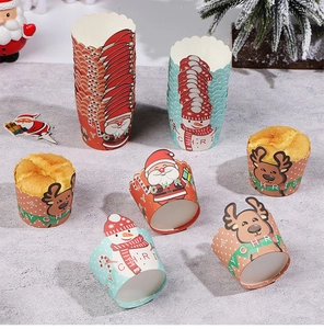 Detailansicht der Weihnachts-Muffinförmchen mit Weihnachtsmann- und Rentier-Motiven