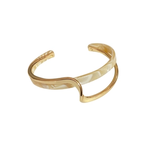 Gold-plated double-layer wavy open cuff bracelet with white marble acrylic texture