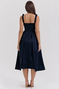 Détail de la vue arrière de cette robe midi en satin bleu marine avec fermeture éclair