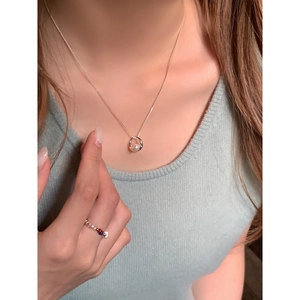 Collana con pendente di perle placcata oro 18K e anello di perline su una modella