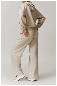 Detailansicht der beigefarbenen High-Waist-Sweathose mit weitem Bein und passendem Hoodie