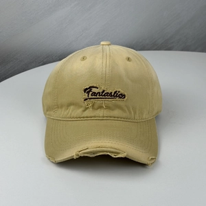 Détail de la casquette kaki vintage avec broderie Fantastic et bords usés stylisés