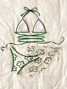 Ensemble bikini 3 pièces blanc et vert avec anneau coeur et paréo à motif floral