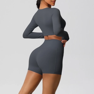 Detail van de donkergrijze yoga short met zijzakken van elastische sportstof
