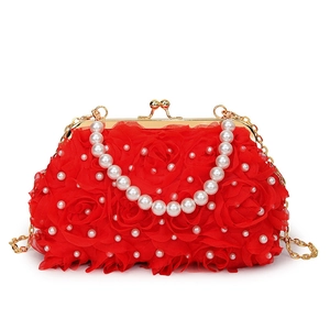 Sac coque élégant en dentelle rouge avec fleurs, perles et chaîne dorée de soirée