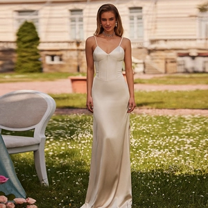 Robe longue en satin champagne avec taille corset et fente haute sur fond de jardin