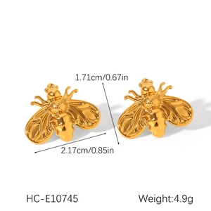 Detailed view of 18K gold bee studs with 2.17cm width and 1.71cm height measurements